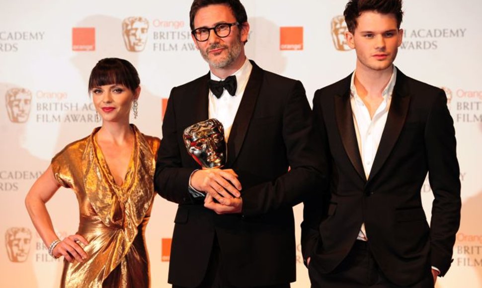  Prancūzų režisierius Michelis Hazanavicius (centre) su jam amerikiečių aktore Christina Ricci ir britų aktoriumi Jeremy Irvine'u.