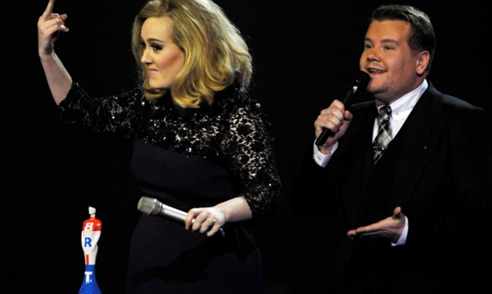 Adele ir Britų muzikinių apdovanojimų vedėjas Jamesas Cordenas