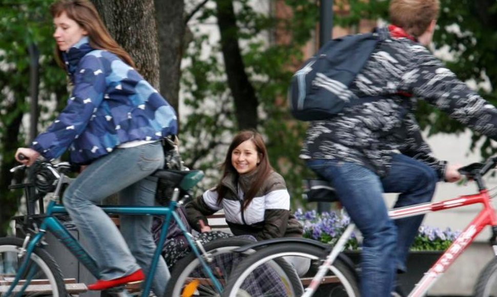 Miestiečiai kviečiami sėstis ant dviračių.
