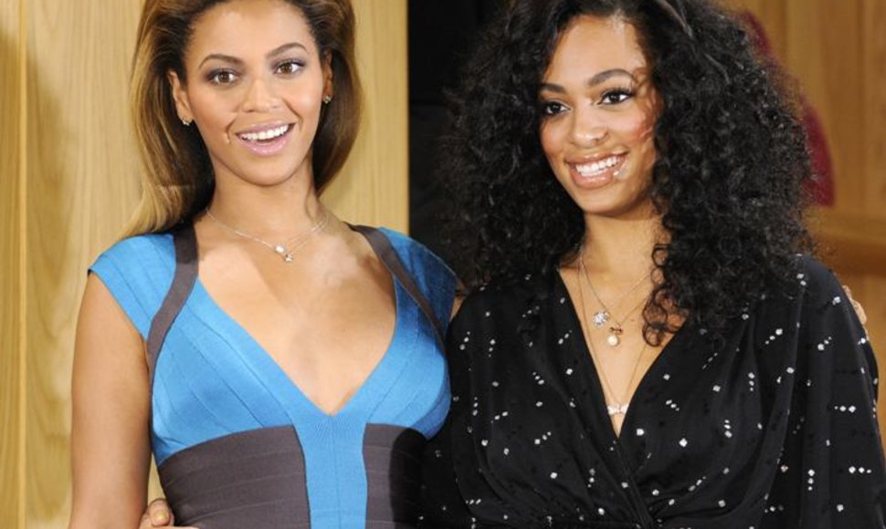 Beyonce (kairėje) su jaunesniąja seserimi Solange.