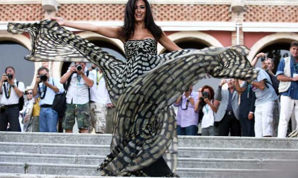 Venecijos kino festivalio atidarymo ceremoniją vedė garsi italų aktorė, buvusi Džeimso Bondo mergina Maria Grazia Cocinotta