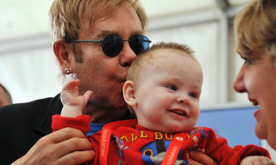 Eltonas Johnas ir mažasis Levas.