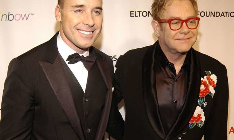 Eltonas Johnas (dešinėje) ir jo partneris Davidas Furnishas.