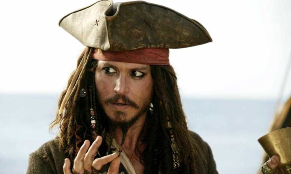Johnny Deppas naujoje „Karibų jūros piratų“ dalyje vėl atgis kaip kapitonas Džekas Sperou. 