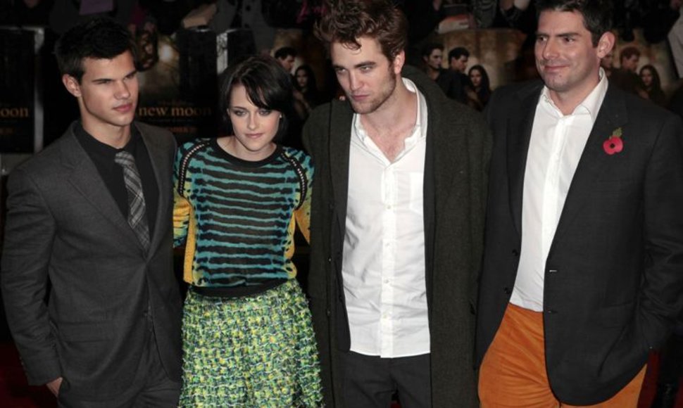 Režisierius Chrisas Weitzas (dešinėje) ir aktoriai (iš kairės į dešinę) Tayloras Lautneris, Kristen Stewart ir Robertas Pattinsonas.