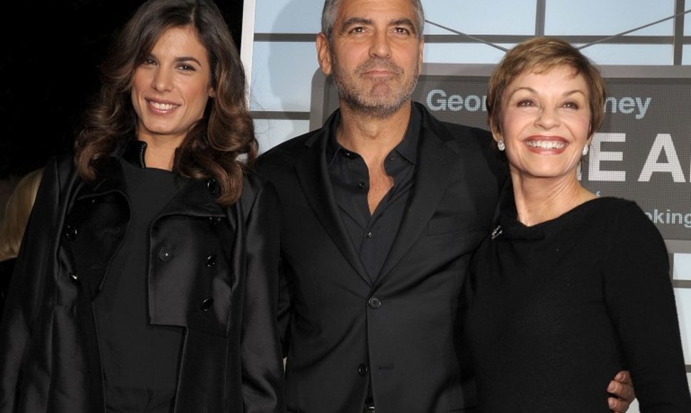 Elisabetta Canalis (kairėje), George'as Clooney ir jo motina Nina Warren