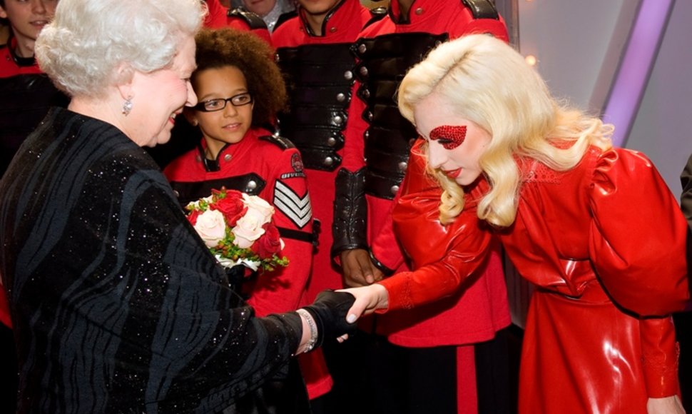Lady GaGa susitiko su Didžiosios Britanijos karaliene Elizabeth II
