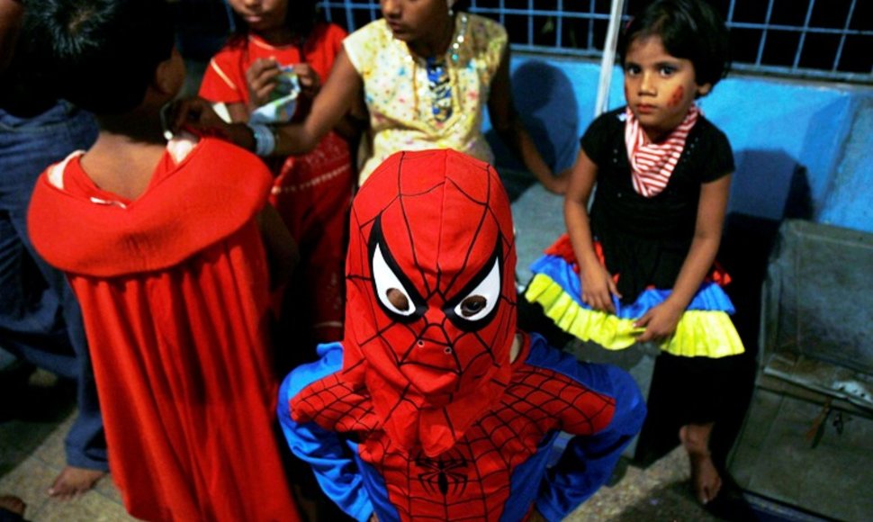 Vaikas, persirengęs Žmogaus Voro kostiumu