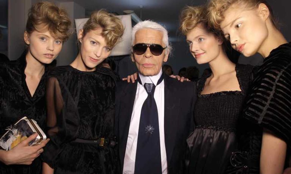 Karlas Lagerfeldas su modeliais