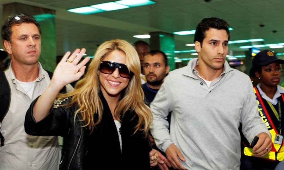 Shakira oro uoste sveikinosi su gerbėjais ir žurnalistais.