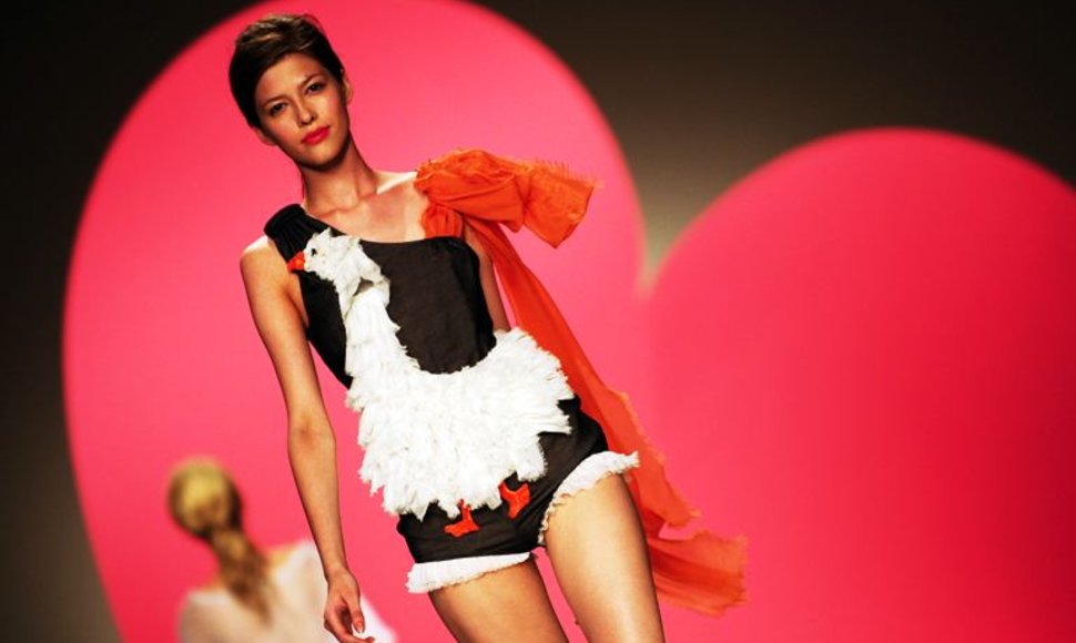 2010-ųjų vasaros „Moschino“ kolekcijos modelis