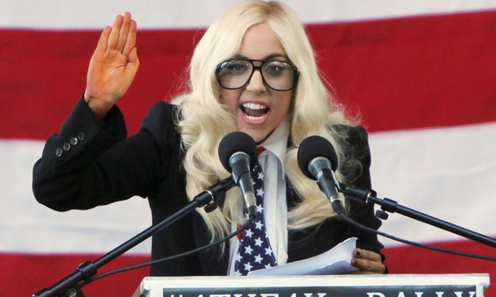 Lady GaGa sulaukė minios pritarimo po jausmingų kalbų, kurias sustiprino rankų mostais ir mimikomis.