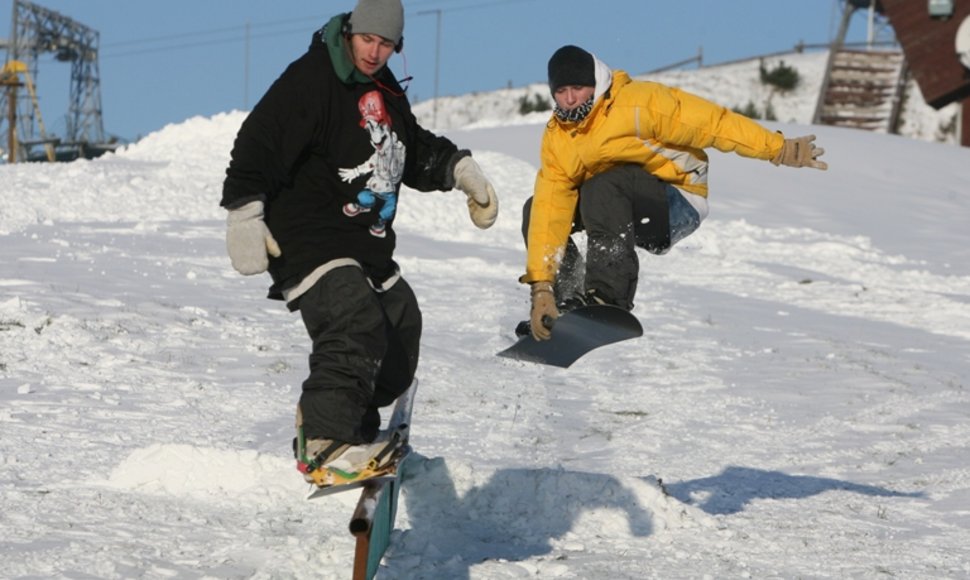 Vilniečiai studentai Juozas ir Paulius su draugais jau atidarė snieglenčių sezoną, nors dauguma kalnų slidinėjimo trasų šią savaitę dar buvo uždarytos. 