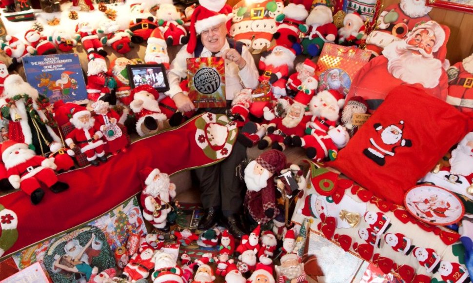 J.-G.Laquerre‘as (centre), surinkęs daugiau nei 25 tūkst. daiktų su Kalėdų Senelio atvaizdu, tapo didžiausios tokio pobūdžio kolekcijos pasaulyje savininkas.