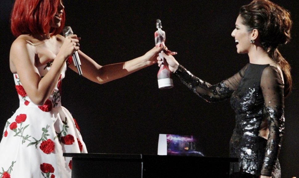 Rihanna gauna apdovanojimą iš Cheryl Cole rankų.