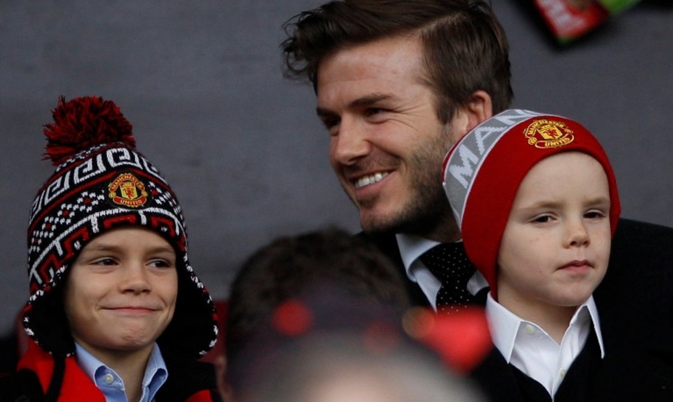 Davidas Beckhamas su sūnumis Romeo (kairėje) ir Cruzu.