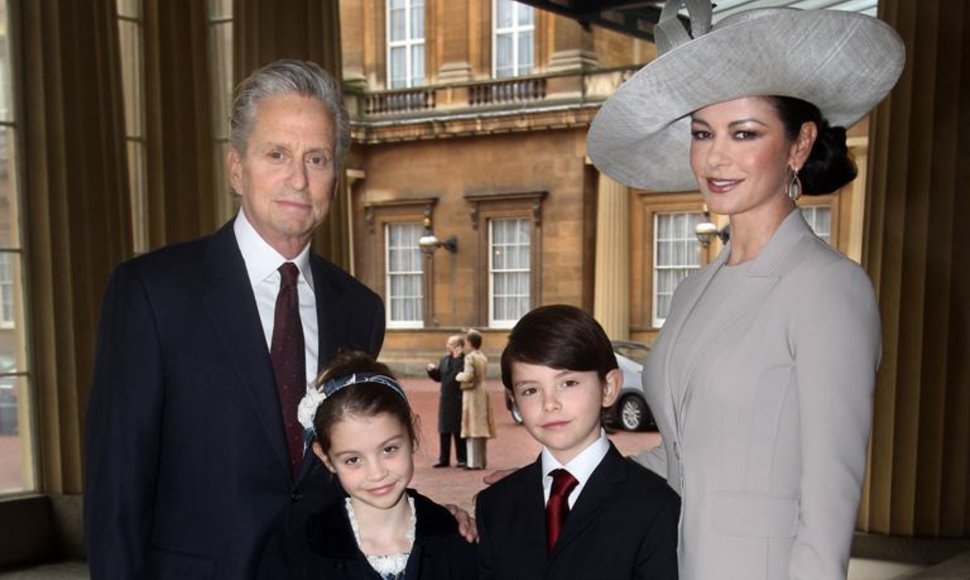 Catherine Zeta-Jones su sutuoktiniu Michaelu Douglasu, sūnumi Dylanu ir dukra Carys