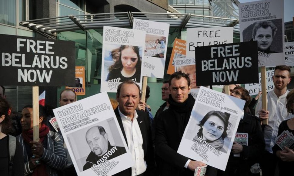 Garsūs aktoriai J.Law (dešinėje) ir K.Spacey Londone žygiavo su plakatais už žodžio laisvę Baltarusijoje.