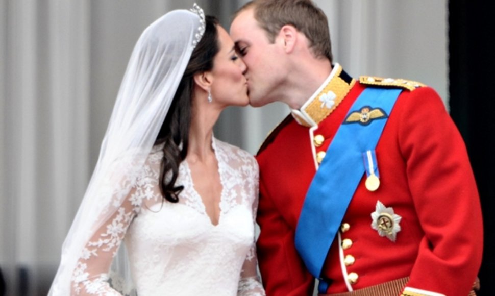 Didžiosios Britanijos princo Williamo ir princesės Catherine bučinys