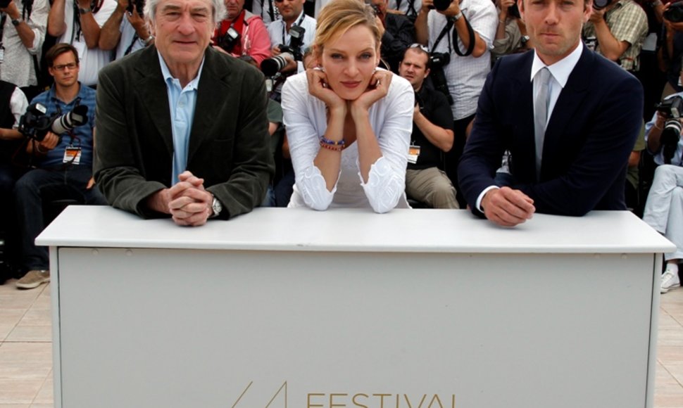64-oji Kanų kino festivalio žiuri pirmininkas Robertas De Niro (kairėje) bei žiuri nariai, aktoriai Uma Thurman ir Jude'as Law
