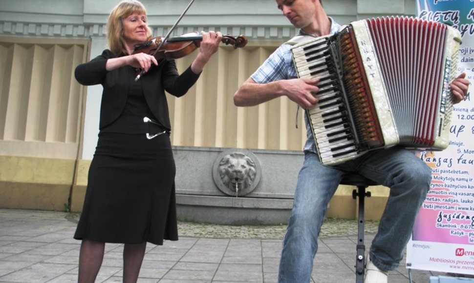 Andrius Šimkus (akordeonas) ir Irena Belickienė (smuikas)