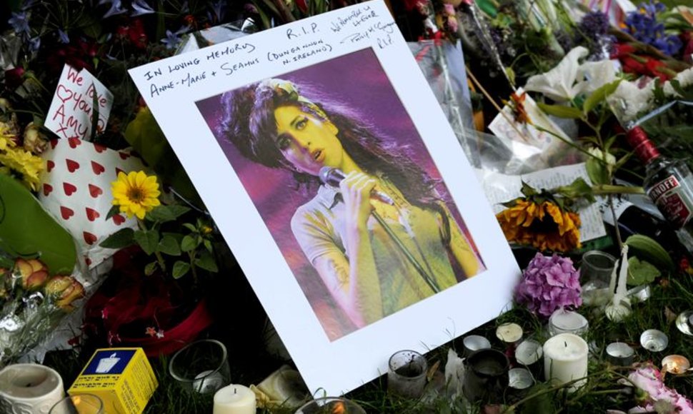 Gėlės, žvakės ir atvirutės prie Amy Winehouse namų