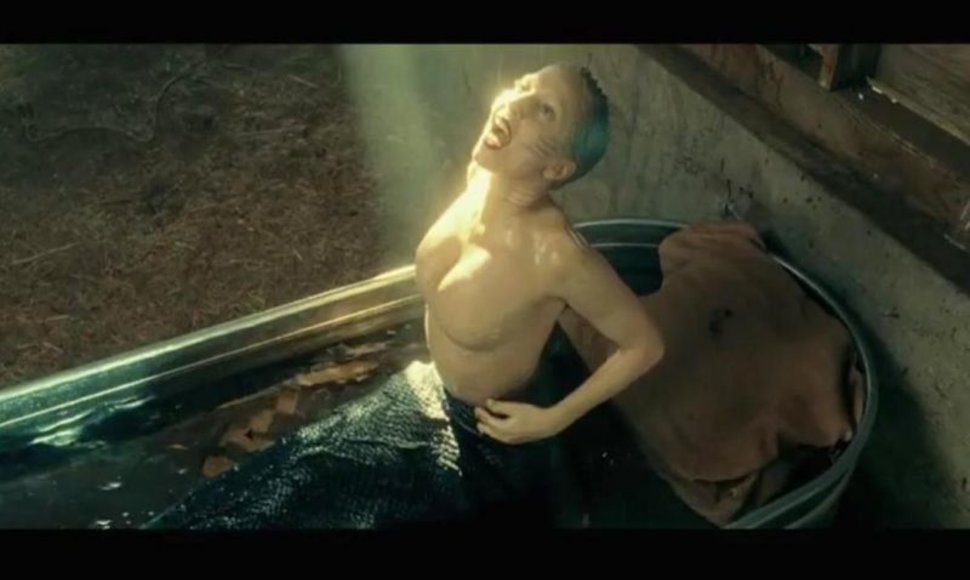 Kadras iš Lady Gagos kūrinio „You and I“ vaizdo klipo