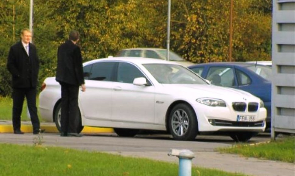 Andrius Šedžius tariamam pirkėjui siūlo BMW.