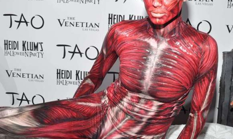 Heidi Klum žmogaus kūno be odos kostiumas, skirtas 2011-ųjų Helovinui 