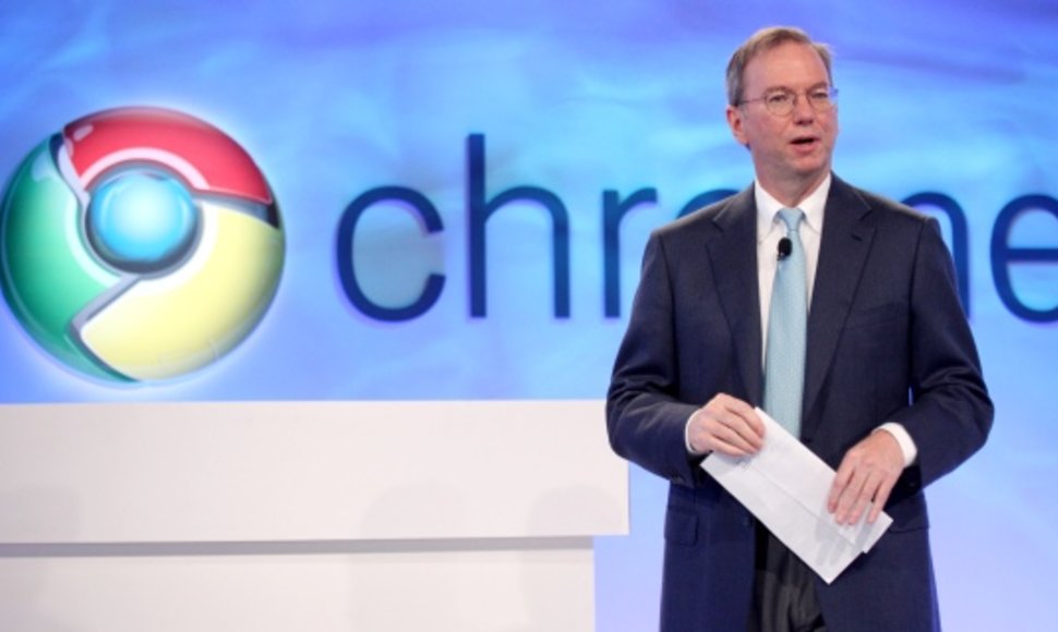 „Google“ valdybos pirmininkas Ericas Schmidtas šalia „Chrome“ logotipo. 