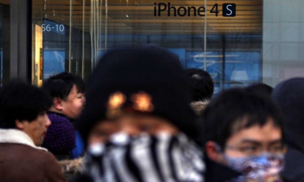Pekine įsikūrusiai „Apple“ parduotuvei nusprendus nepradėti prekybos „iPhone 4S“ telefonais kilo neramumai, jos vitrinos buvo apmėtytos kiaušiniais.