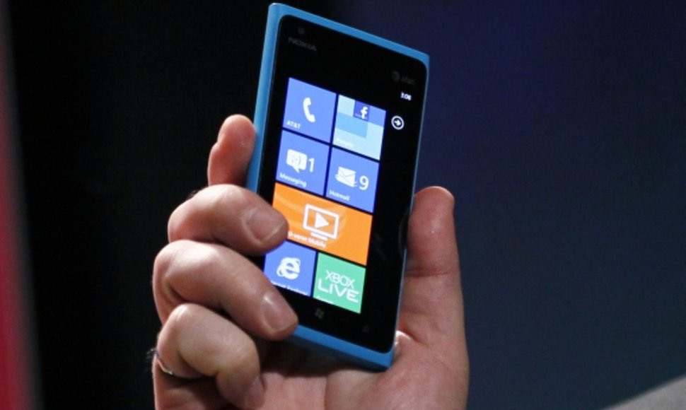 „Nokia Lumia 900“ išmanusis telefonas su „Windows Phone“ operacine sistema