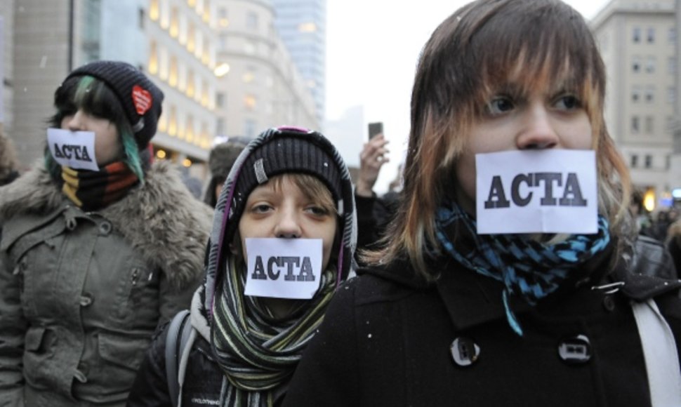 ACTA kritikai teigia, kad sutartis riboja interneto laisvę. 