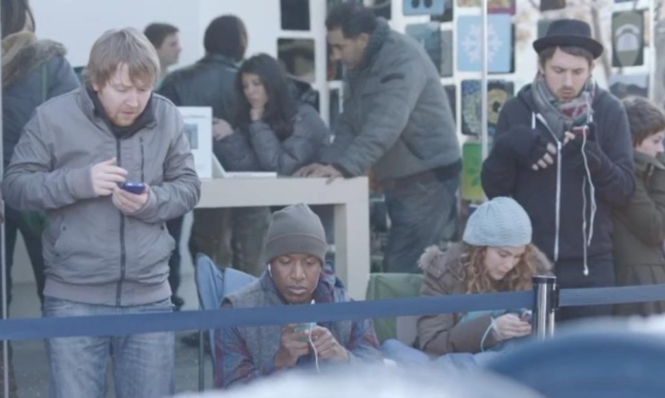„Samsung“ reklamoje „Apple“ gerbėjai vadinami miesto stovyklautojais. 