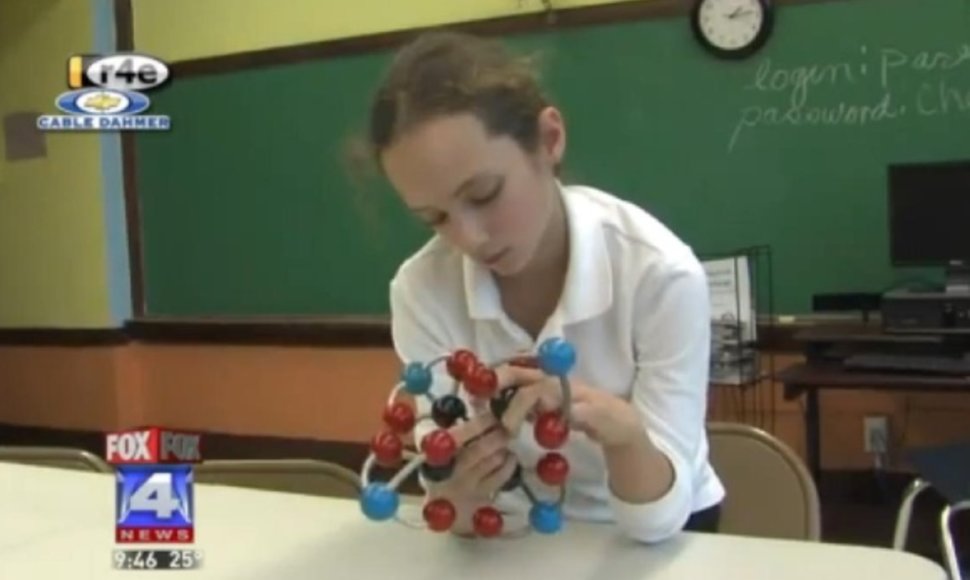  Penktoje klasėje besimokanti 10-metė Clara Lazen atrado tetranitratoksikarboną. 