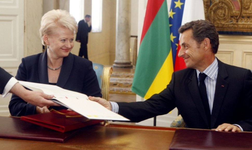 D.Grybauskaitės ir N.Sarkozy susitikimo metu Lietuvos trispalvė buvo pakabinta netinkamai.