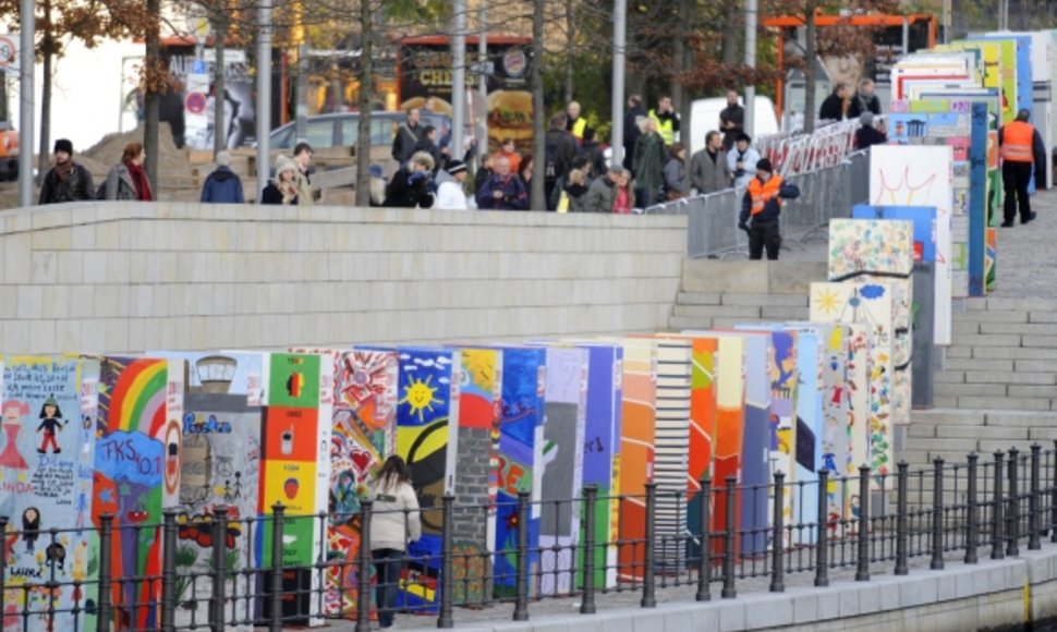Berlyno sienos griūtis bus paminėta tūkstančio didžiulių domino nuvertimu.