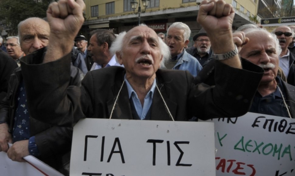 Trečiadienį į Atėnų gatves išėjo pasipiktinę pensininkai, kurie nesėkmingai bandė šturmuoti premjero rezidenciją. 