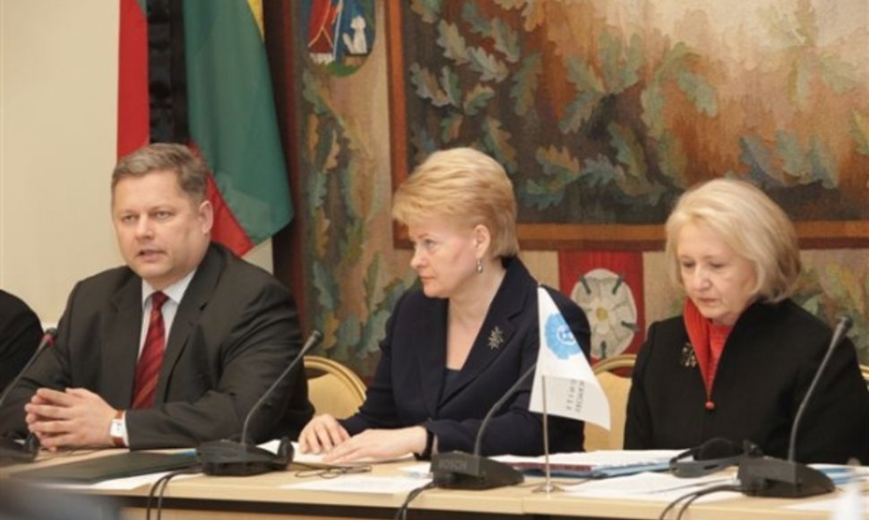 JAV ir Lietuvos atstovai aptarė lyčių lygybės klausimus (iš kairės: užsienio reikalų viceministras E.Ignatavičius, prezidentė D.Grybauskaitė ir JAV ambasadorė ypatingiems pavedimams M.Verveer. 