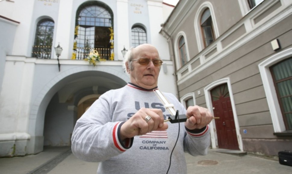  „Čia spinduliuojama, ko gero, stipriausia teigiama energija visame Vilniuje“, – teigė J.Jukonis, radiostezine antena matuodamas Žemės energijos spinduliavimą prie Aušros vartų.