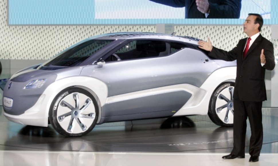 „Renault“ vadovas Carlosas Ghosnas pristatė elektromobilį „Renault Zoe“ pernai rugsėjį.