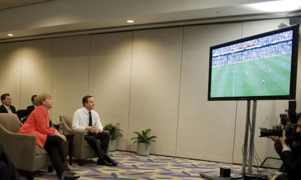 A.Merkel ir D.Cameronas žiūri futbolo rungtynes tarp Didžiosios Britanijos ir Vokietijos rinktinių.