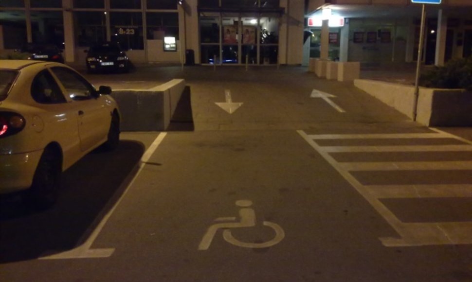 Neįgaliųjų parkavimo vieta virto išvažiavimu.
