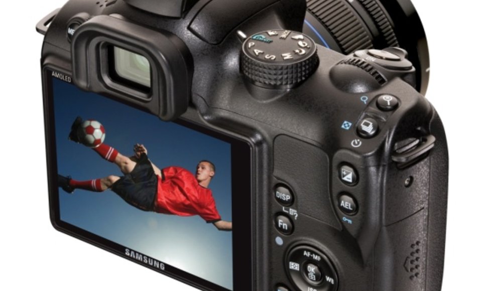 Filmuoti galinti fotoaparatas su keičiamais objektyvais „Samsung NX10“.