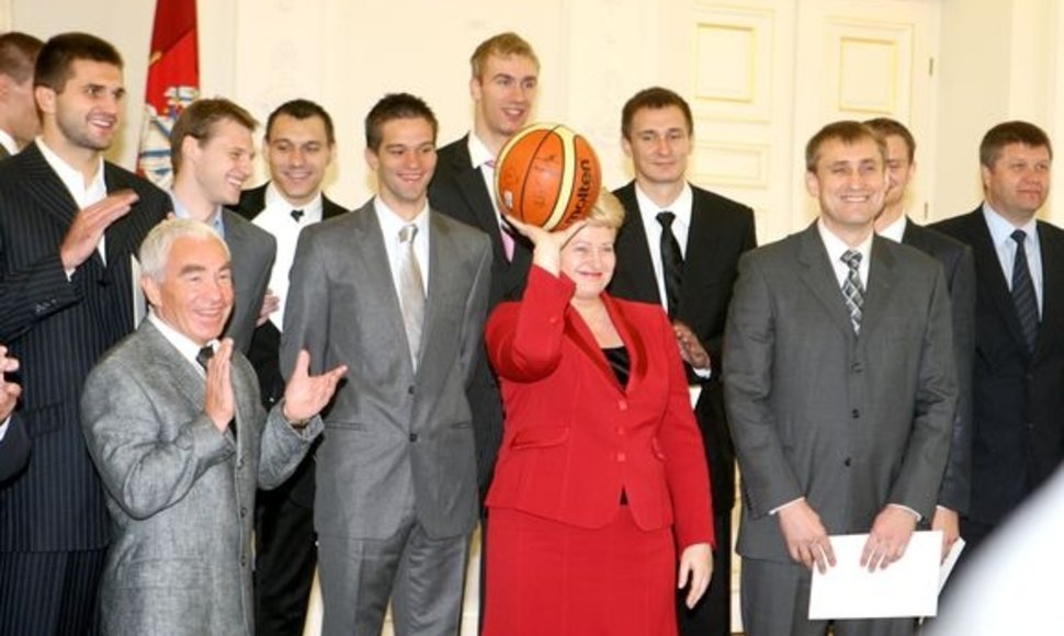 Prezidentė Dalia Grybauskaitė Lietuvos krepšinio rinktinės nariams įteikė padėkos raštus, šie šalies vadovei padovanojo krepšinio kamuolį su savo parašais. 