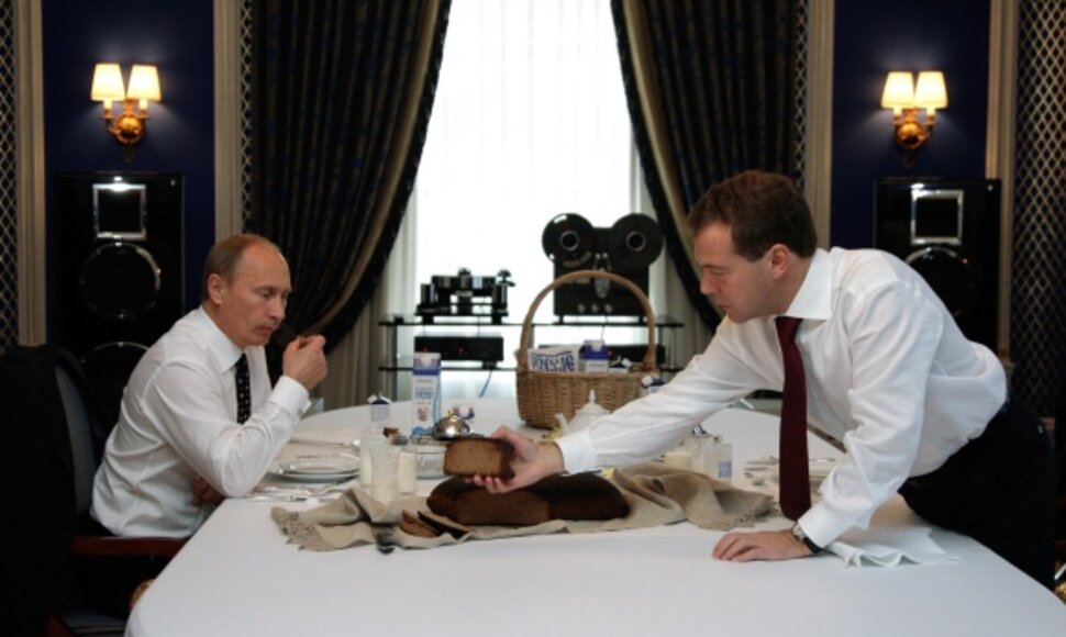 D.Medvedevas ir V.Putinas ragavo lietuvi&scaron;ką duoną. 