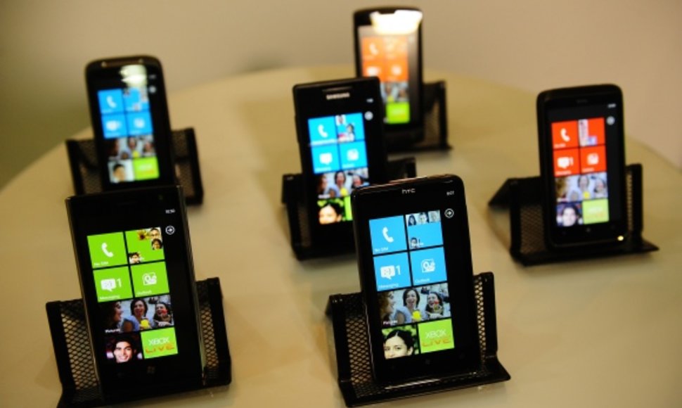 Telefonai su „Windows Phone 7“ operacine sistema.