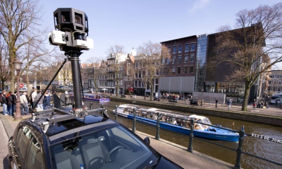 „Google Street View“ automobilis fotografuoja gatvę.