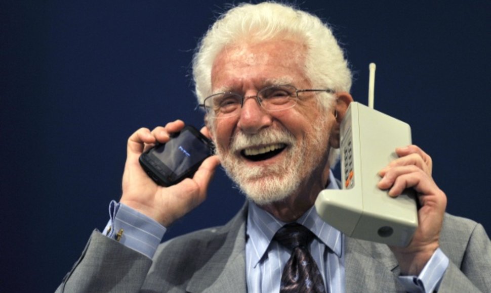 Mobiliojo telefono išradėju vadinamas Martinas Cooperis. 