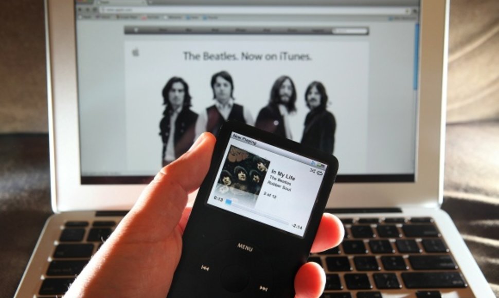 Internetinėje muzikos parduotuvėje „iTunes“ nuo šiol galima įsigyti legendinės grupės „The Beatles“ kūrinių.